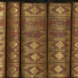 Journal des Savans - Buchrücken der ostfriesischen Fürstenbibliothek in rotem Marroquinleder