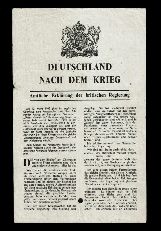 Deutschland nach dem Krieg. Das von einem Ballon abgeworfene englische Flugblatt vom Juni 1943 lässt das für die Aufhängung eingestanzte Loch erkennen.