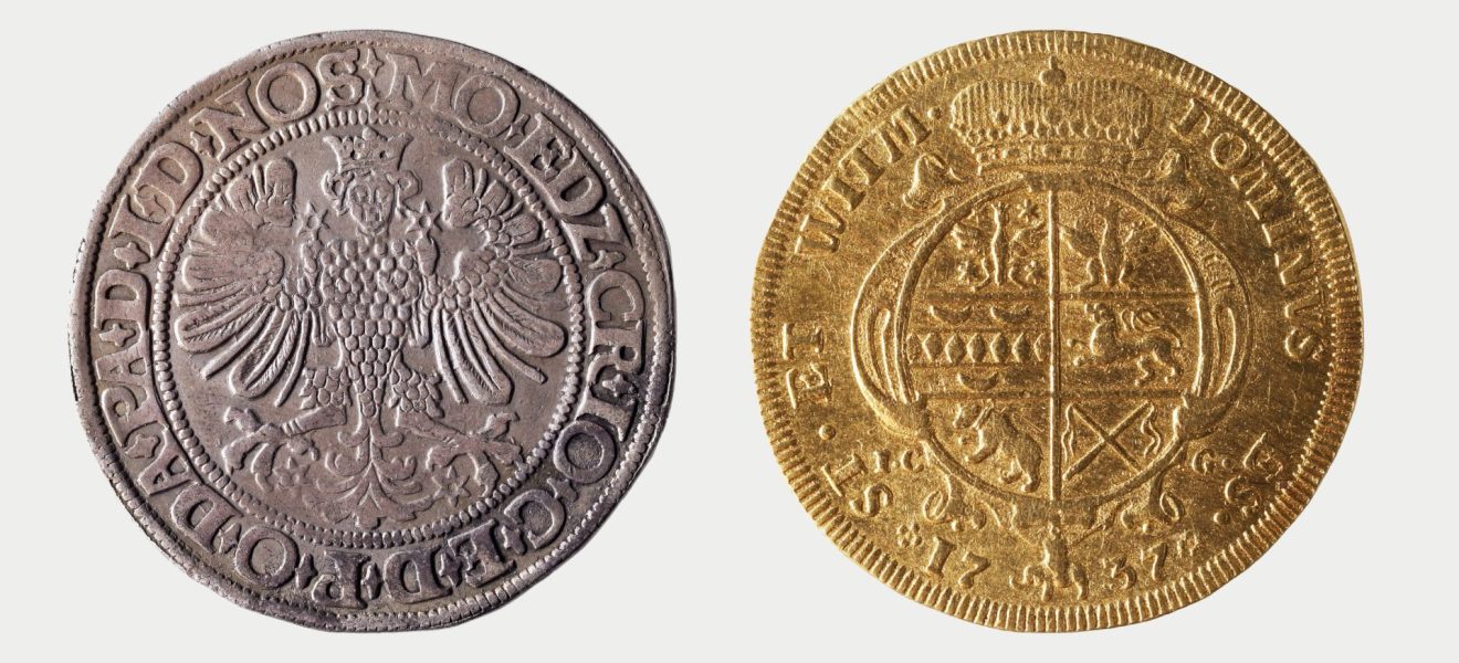 Ostfriesischer Taler von 1564 (Nachprägung von 1574/76) und Gold-Dukat von 1737 mit dem Grafen- bzw. Fürstenwappen (Quelle: Privatsammlung)