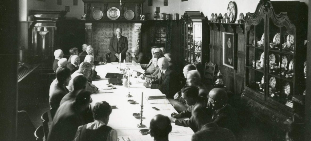 Konstituierende Sitzung des Friesenrates im Prunkzimmer der Ostfriesischen Landschaft 1956