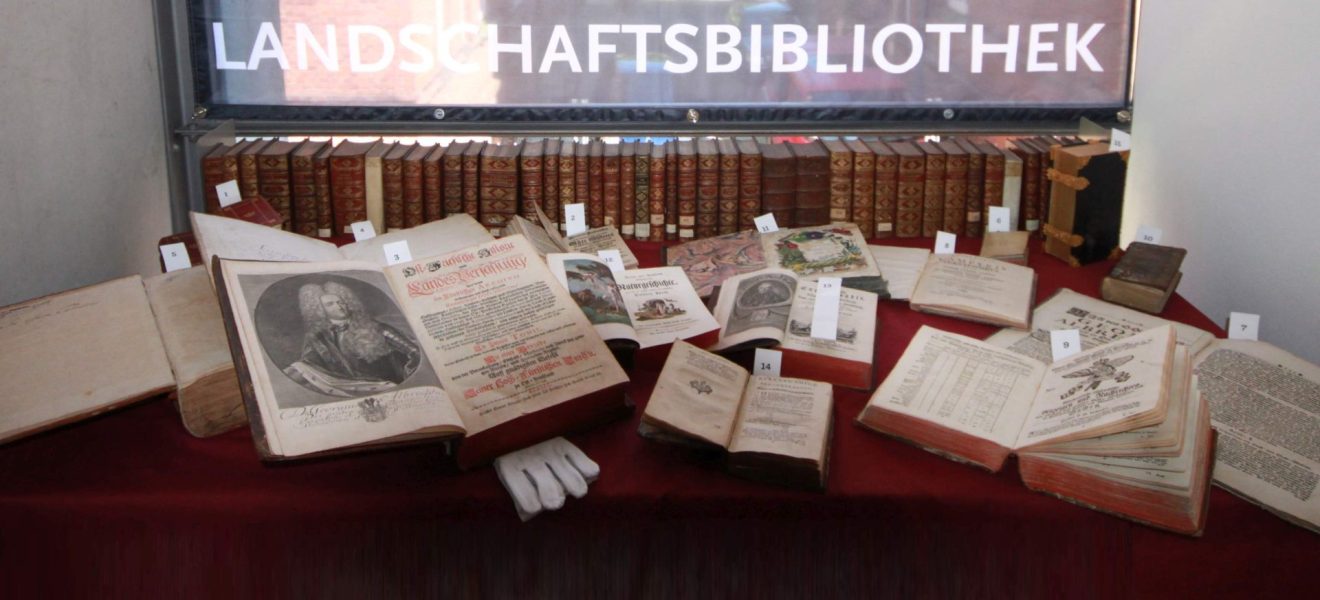 "Schatzkammer" mit Buchobjekten des 18. Jahrhunderts - Ausstellung zum Tag der offenen Tür anlässlich des Jubiläums der Landschaftsbibliothek
