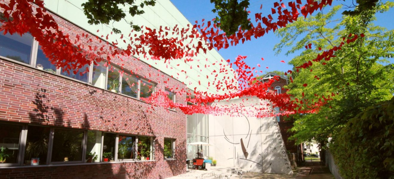 Monika Kühling: Installation "Schmetterlingsschwarm" zum Jubiläum der Landschaftsbibliothek im Juni/Juli 2015