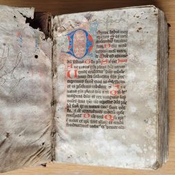 Einband und erste Textseite des beschädigten Buchs O 4250
