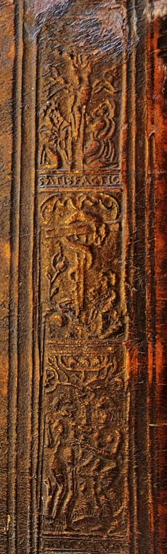 [Biblia latina] (gedruckt in Nürnberg durch Anton Koburger 1480) - Detail des Einbands mit Darstellung des Sündenfalls, der ehernen Schlange und der Kreuzigung