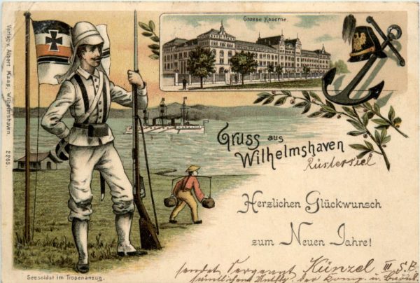 Postkarte zum Neuen Jahr mit Abbildung eines Seesoldaten im Tropenanzug in China und der Großen Kaserne in Wilhelmshaven (circa 1900)