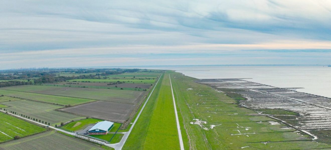 Deich an der Nordsee (Luftbild über der Deichkrone)