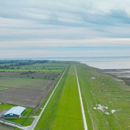 Deich an der Nordsee (Luftbild über der Deichkrone)