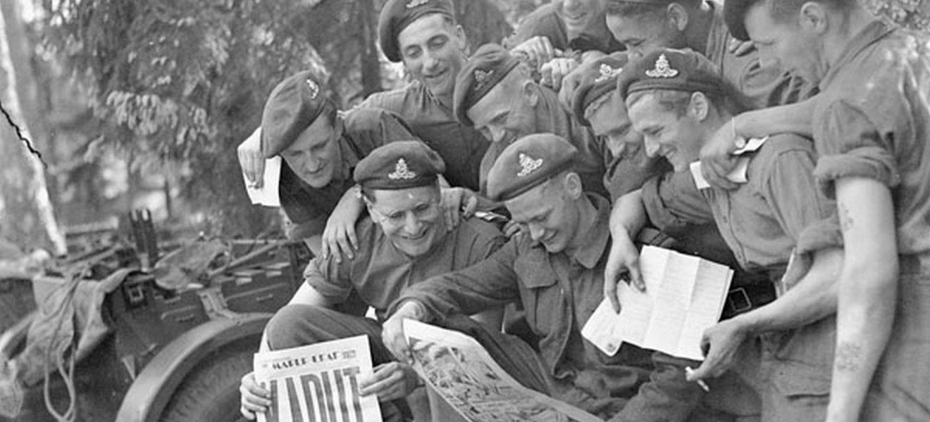 Kanoniere des 12th Field Regiment der Royal Canadian Artillery mit der Sieges-Ausgabe ihrer Maple Leaf Zeitung in Aurich am 20. Mai 1945