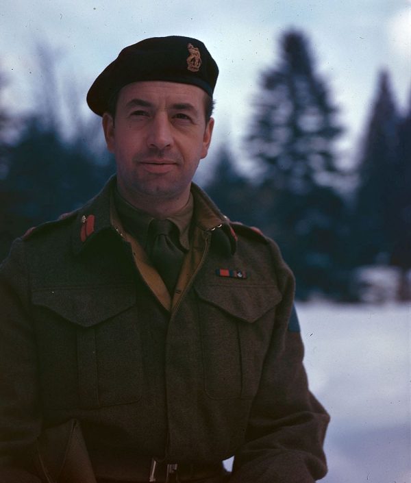 James Alan Roberts auf einem seltenen Farbfoto, das im Januar 1945 in der Winterstellung in Beek bei Nijmegen entstanden ist