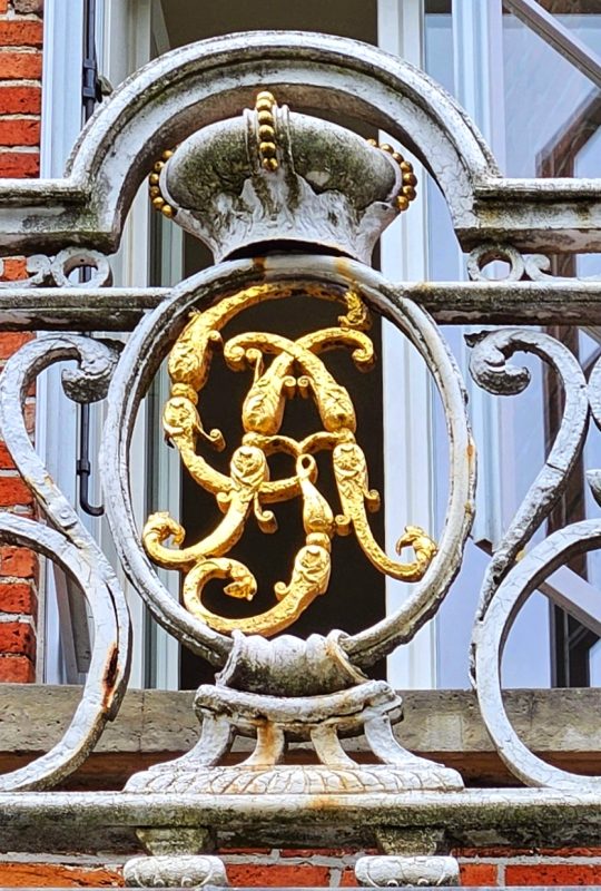 Monogramm des Fürsten Georg Albrecht am Marstall in Aurich