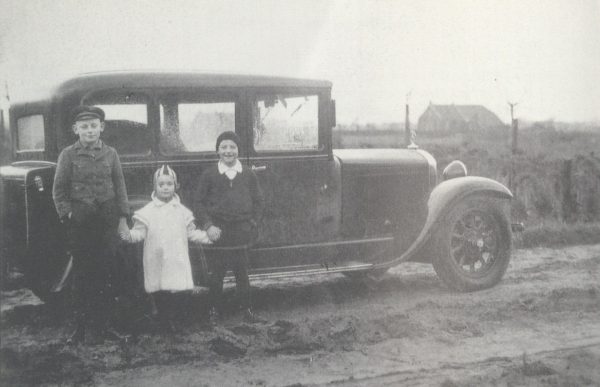 Gernot de Vries neben seiner Cousine Ursula und einem weiteren Spielkameraden vor dem Auto seines Onkels Hermann de Vries, um 1934