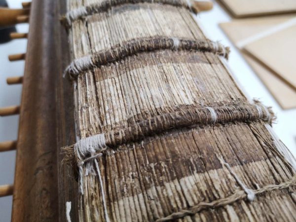 Restauriertes Buch Ms 69 - Rücken während der Restaurierung (Detail)