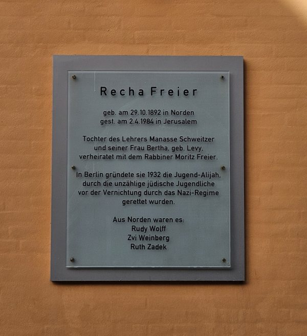 Gedenkplakette am Recha-Freier-Platz in Norden