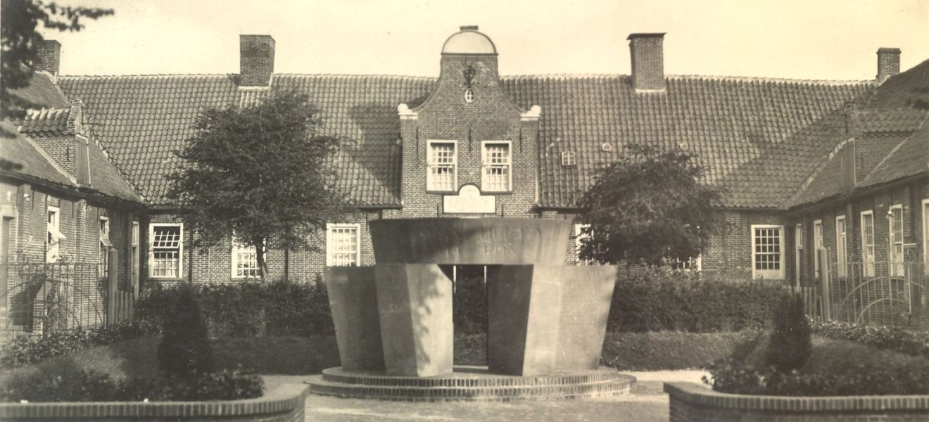 Ehrenmal in Weener vor dem ehemaligen Armenhaus, heute Heimatmuseum