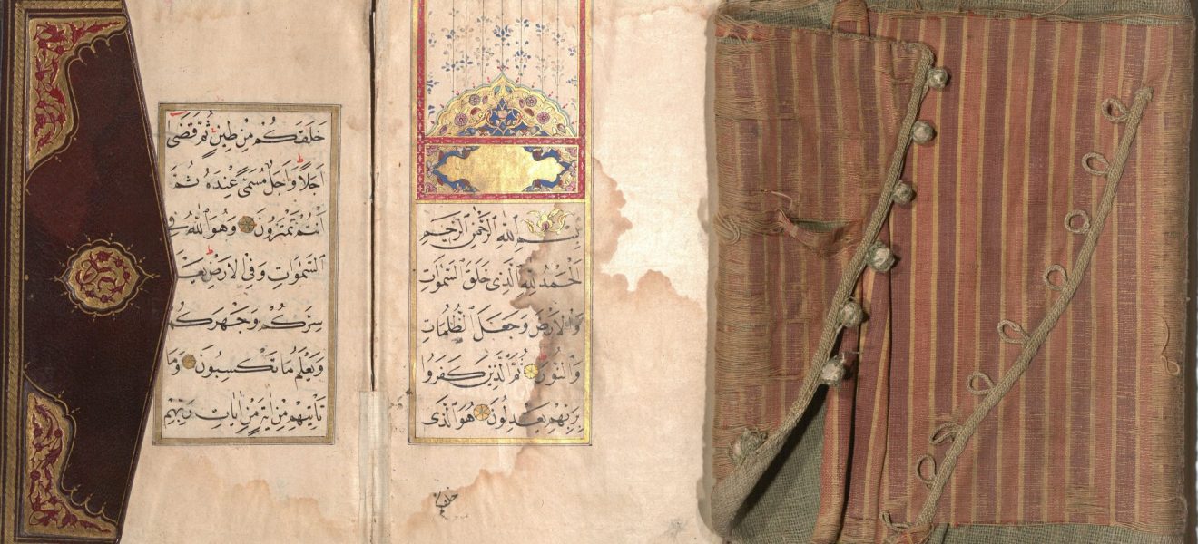 Koranhandschrift mit Auszügen aus acht Suren - "Zunge" des goldgeprägten Ledereinbandes, golden und farbig illuminierte erste Textseiten und Seidenfutteral