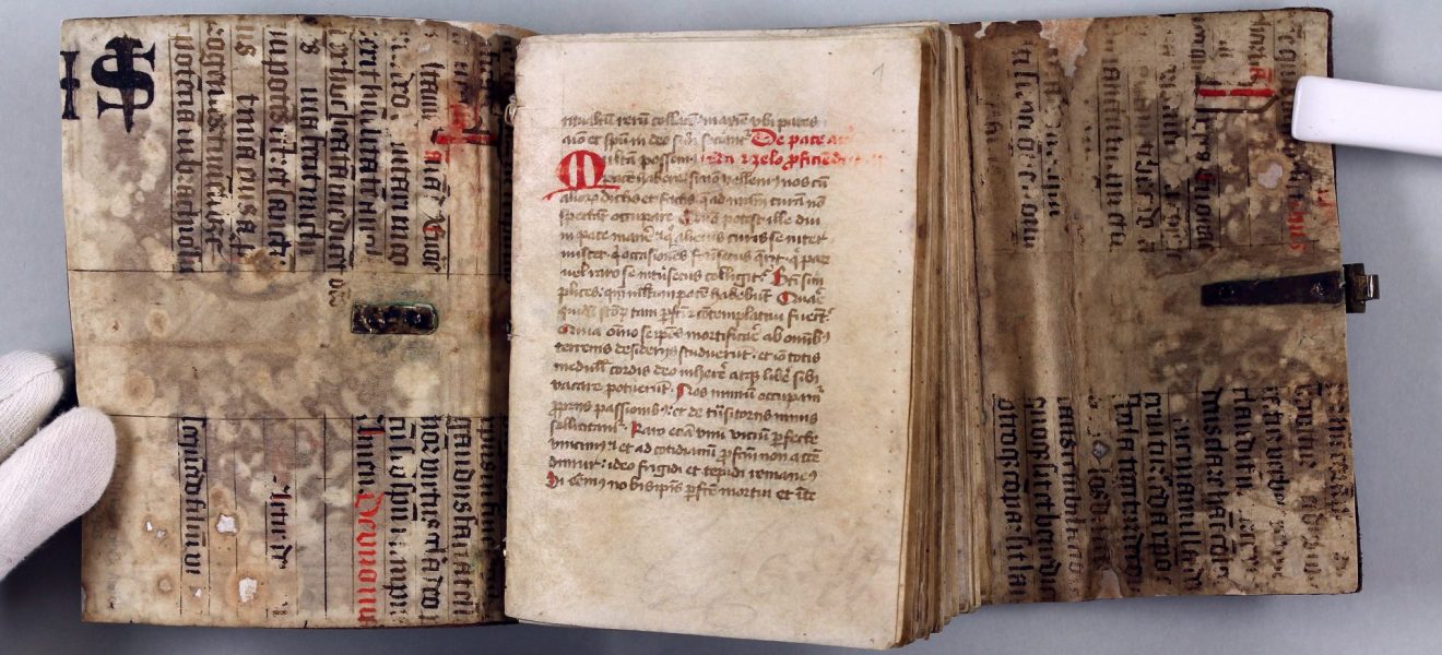 Sammelhandschrift mit Texten zum geistlichen Leben - geöffneter Umschlag mit erster erhaltener Seite