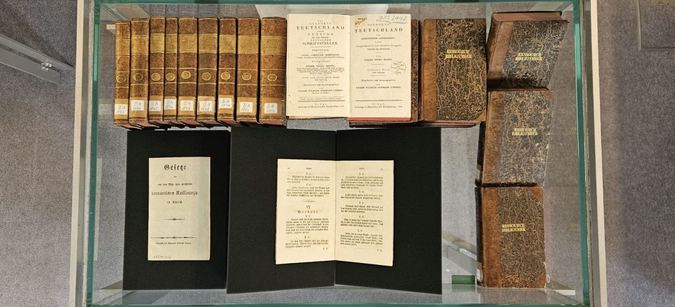 Ausstellung zum Buch des Monats Juni/Juli 2026: Gesetze der literärischen Ressource in Aurich