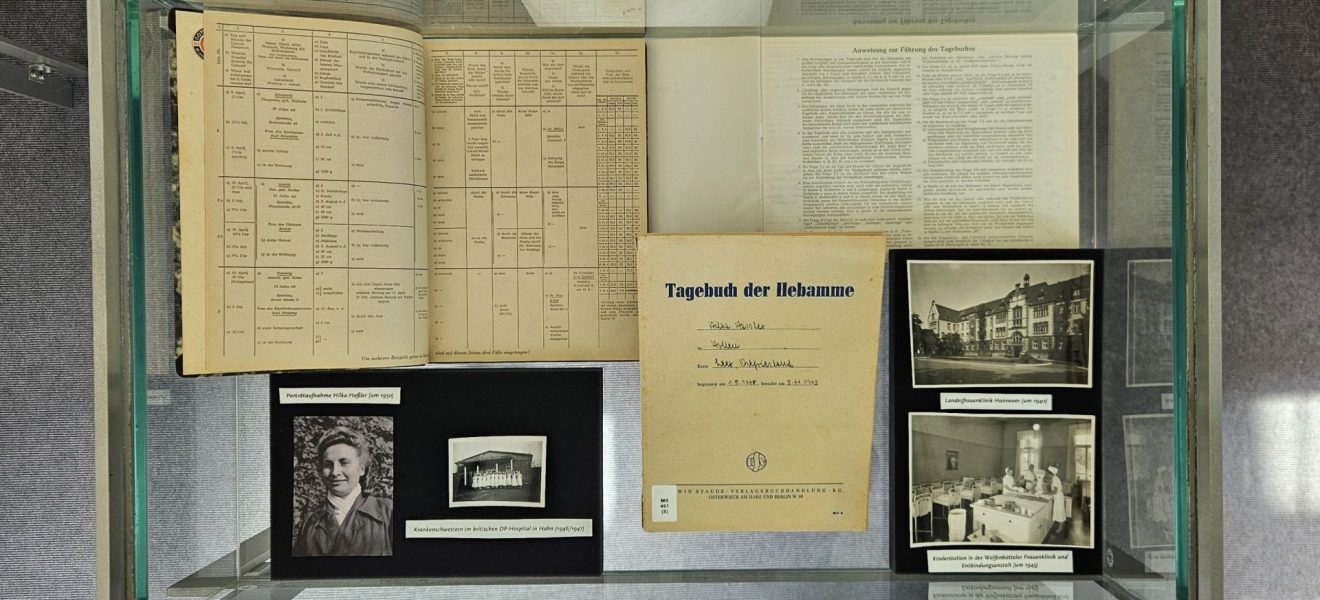 Ausstellung zum Buch des Monats August 2026: Tagebücher der Hebamme Hilka Hassler/de Vries in Hollen/Nordgeorgsfehn
