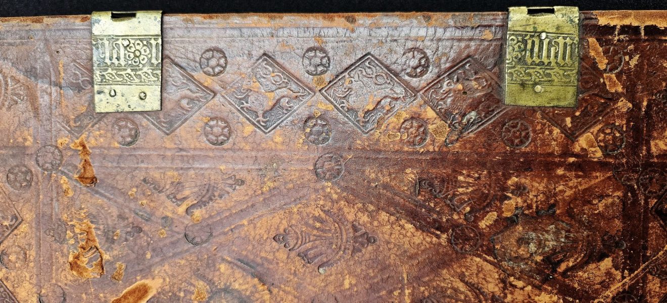 Zwei juristische Inkunabeln in einem Sammelband - Einbanddeckel: Verzierung mit Blindstempeln und Reste von Buchschließen