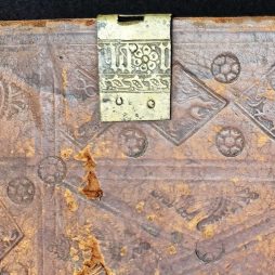 Zwei juristische Inkunabeln in einem Sammelband - Einbanddeckel: Verzierung mit Blindstempeln und Reste von Buchschließen